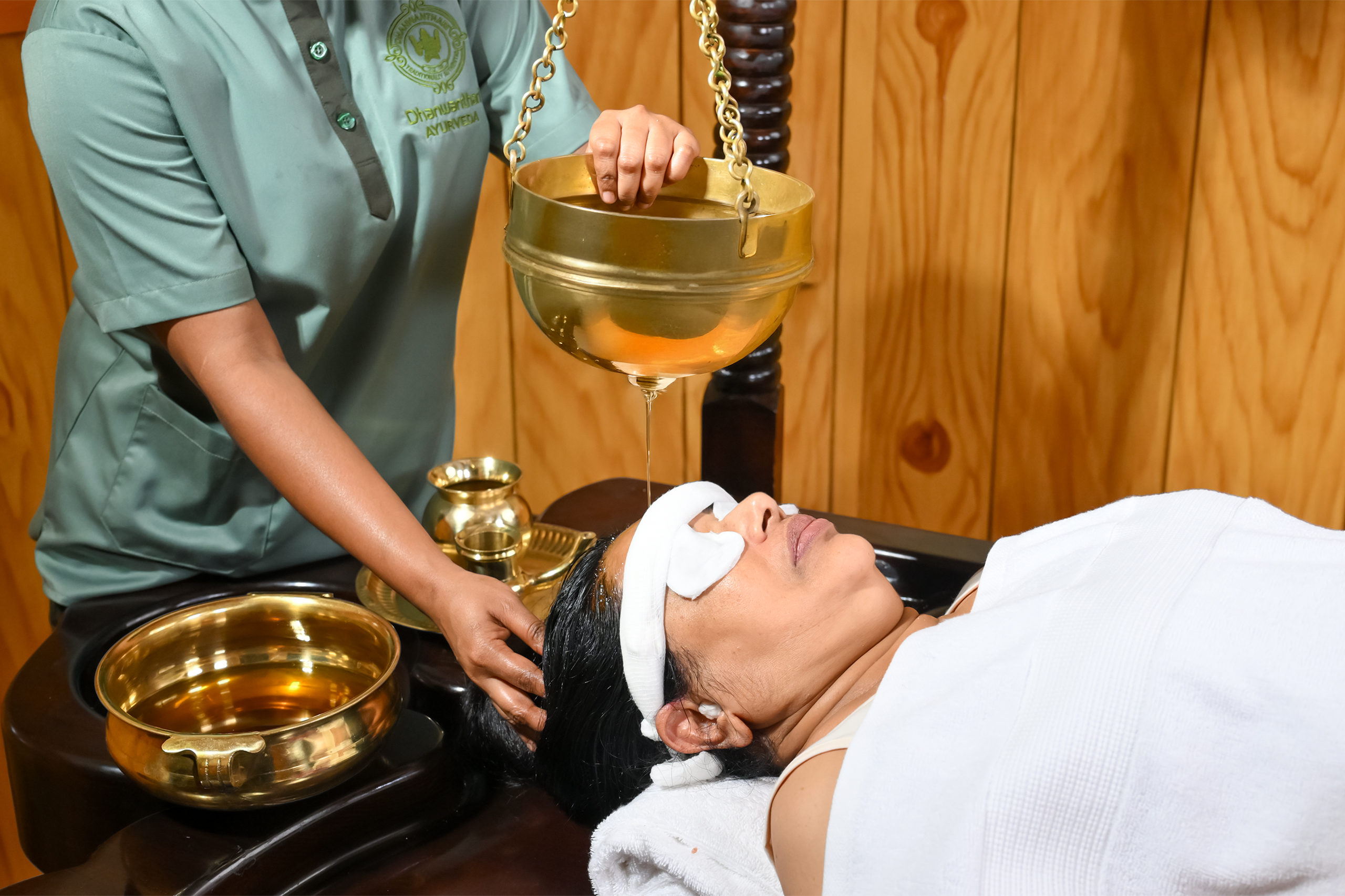 Shirodhara Ayurvedic oil therapy at Dhanwanthari Ayurveda Dubai with warm oil flowing on the forehead